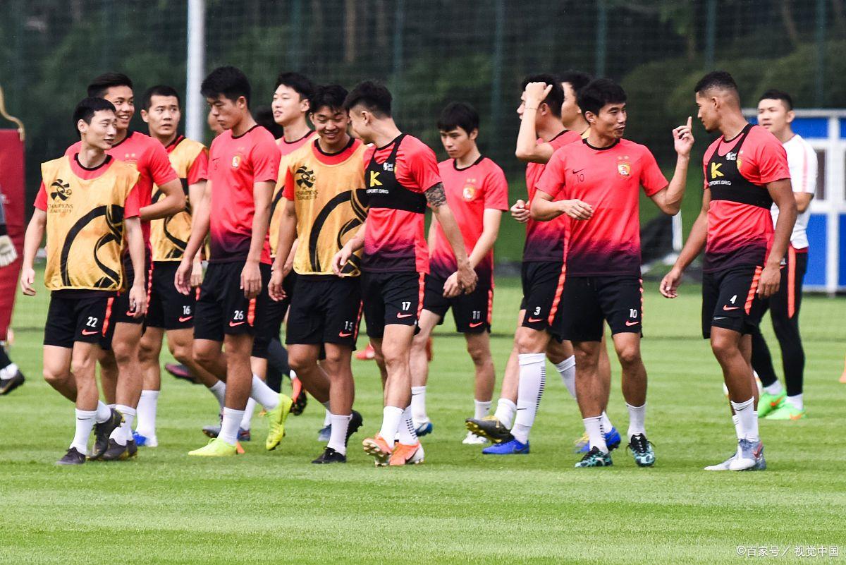 国内足球实时报道：多支球队备战策略多样(足球队伍)