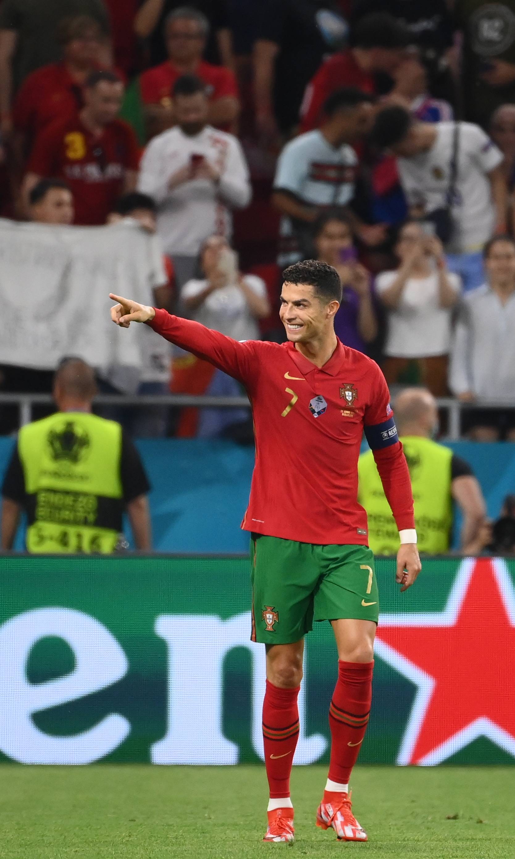 包含葡萄牙球员发挥出色，晋级欧锦赛决赛圈的词条