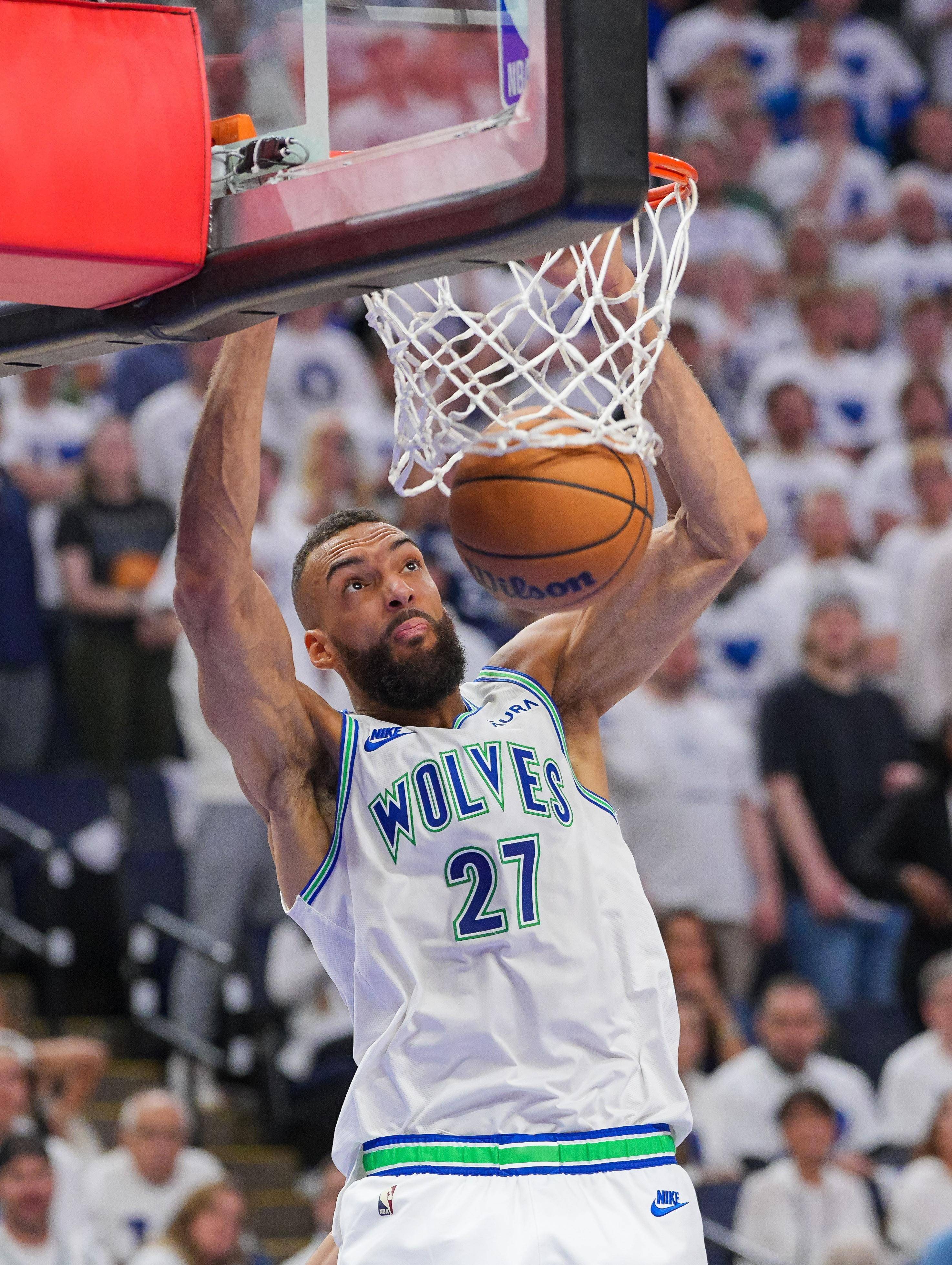 爱游戏官网-雄鹿后卫状态火爆，单节狂砍分引领球队的简单介绍