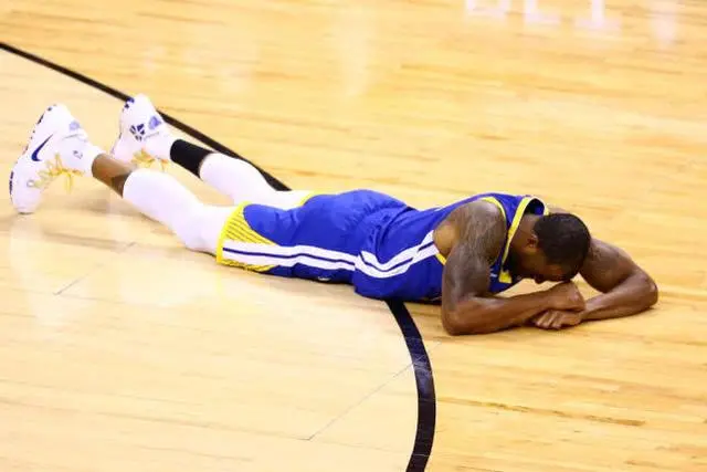 爱游戏官网-包含胜者晋级卫冕，骑士大胜猛龙锁定东部决赛门票的词条