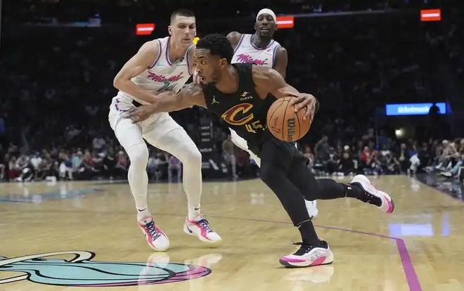 爱游戏官方登录入口-雄鹿力克热火，阻止对手晋级西部决赛！