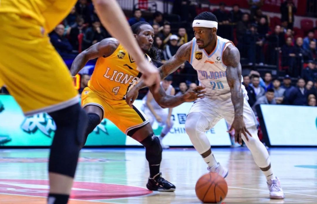 爱游戏网页版入口-战术动作精准，球队调整迅速抓住对手破绽