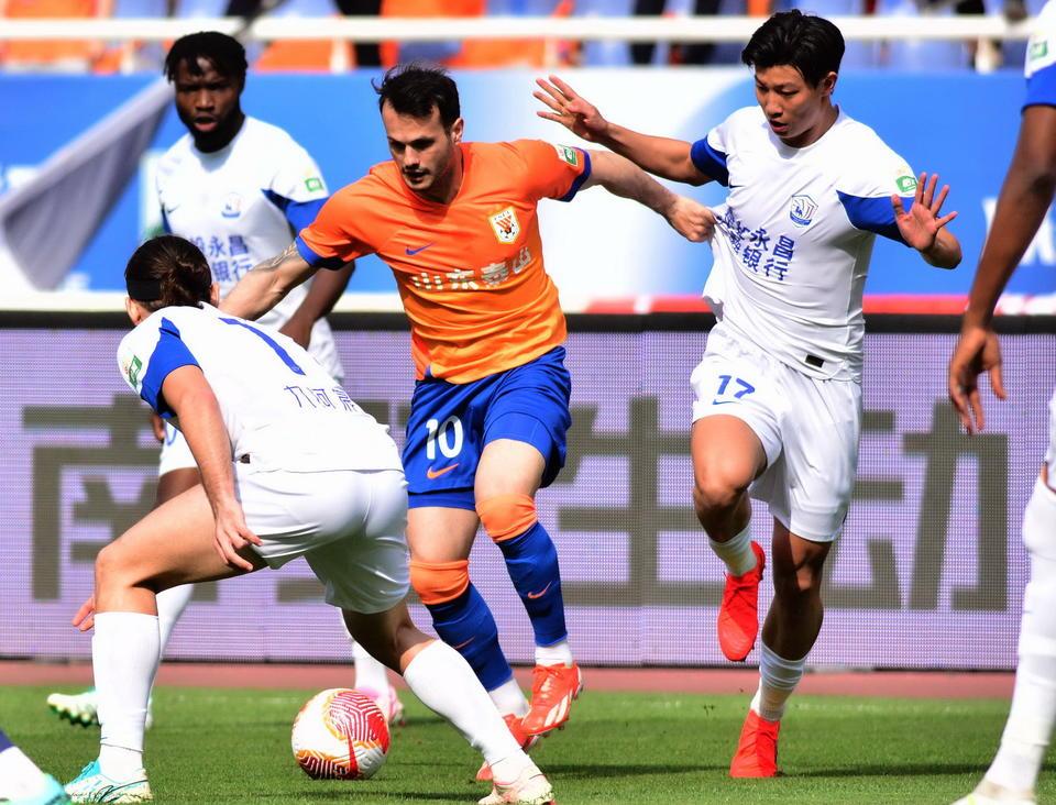 爱游戏体育链接-关于无悔的拼搏：球员们在场上奉献全力的信息