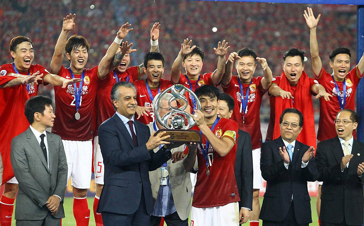 国足队员团结协作，夺得国际赛桂冠