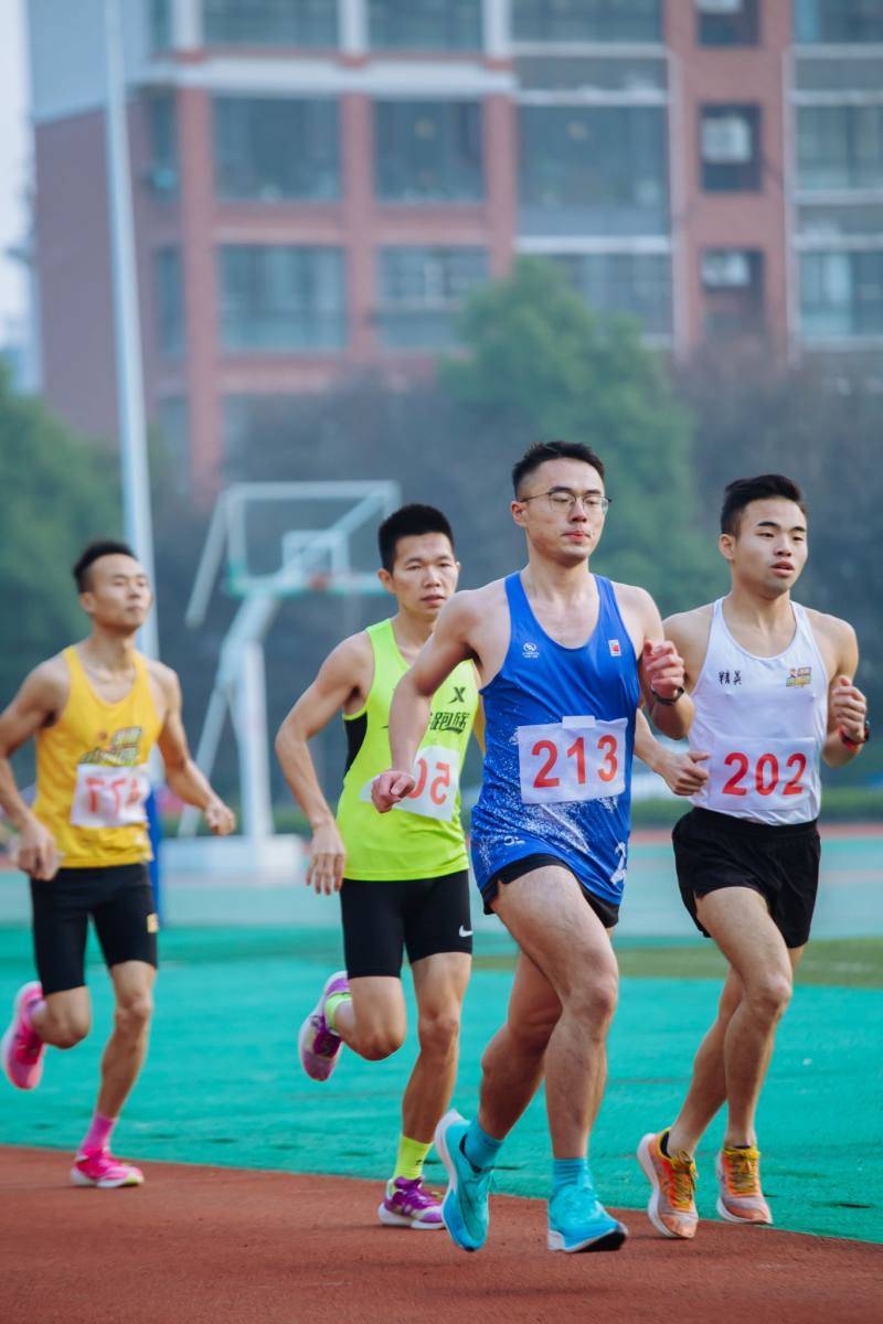 强强对话，场上对抗紧张激烈的简单介绍