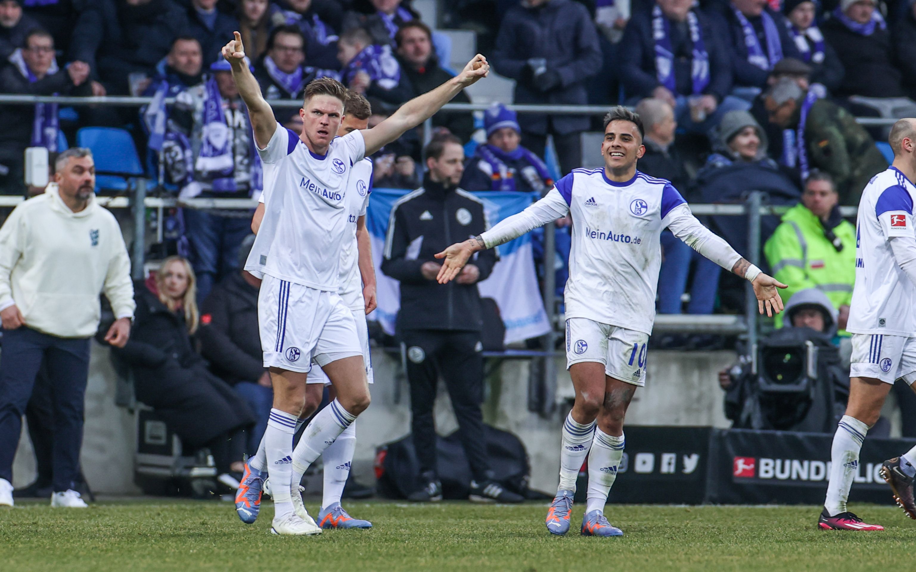 关于沙尔克04全队团结一致，拼搏取胜关键比赛的信息